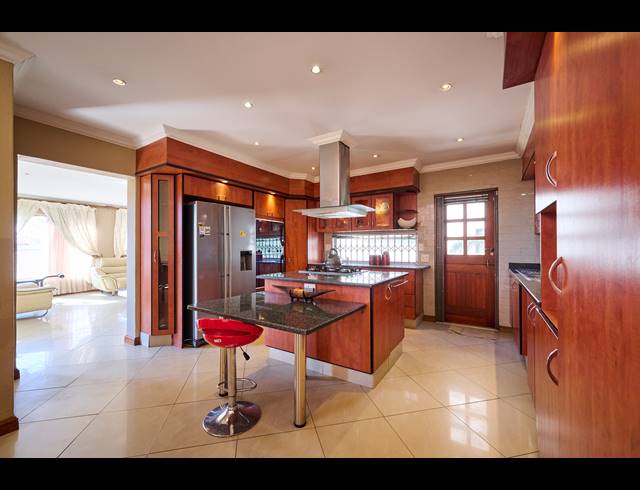5 BEDROOM CLUSTER FOR SALE IN BARBEQUE DOWNS